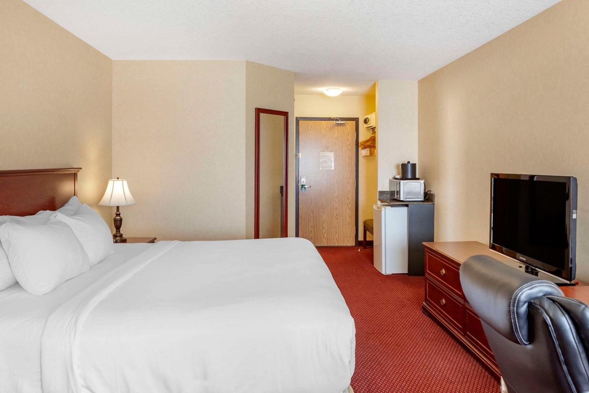 Quality Inn & Suites Edmonton International Airport Leduc Exterior photo