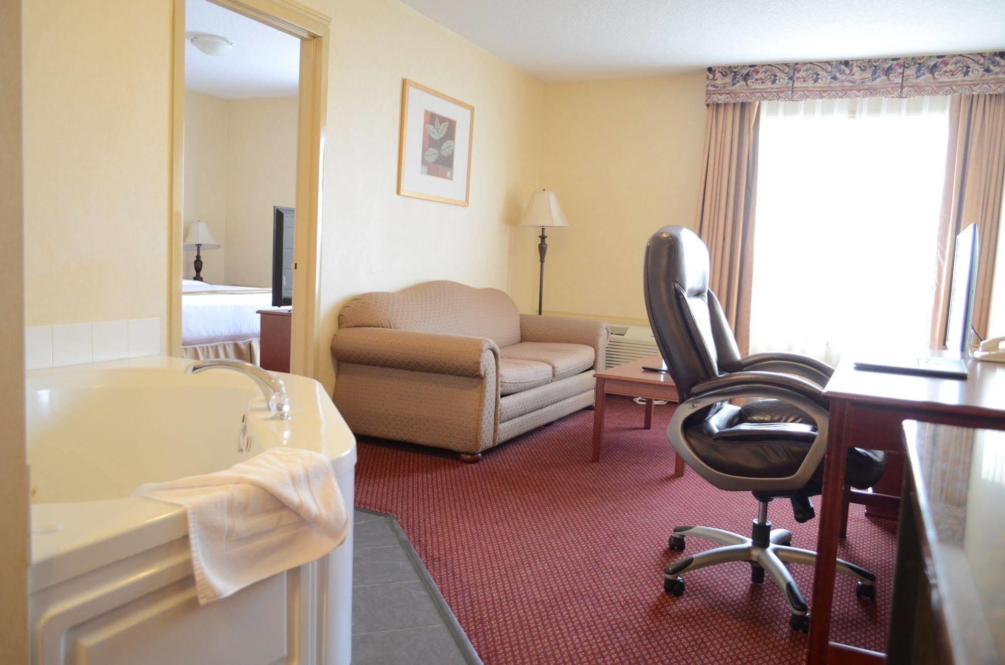 Quality Inn & Suites Edmonton International Airport Leduc Exterior photo