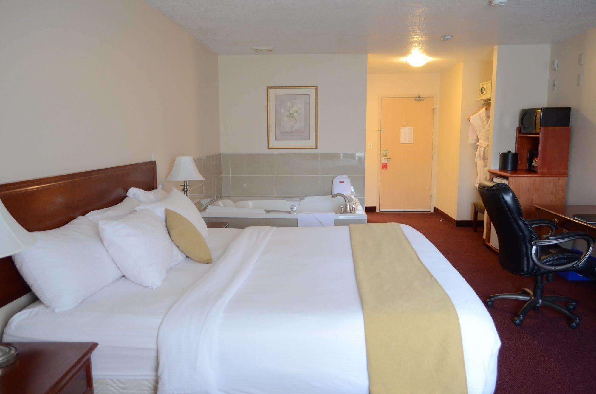 Quality Inn & Suites Edmonton International Airport Leduc Exterior photo